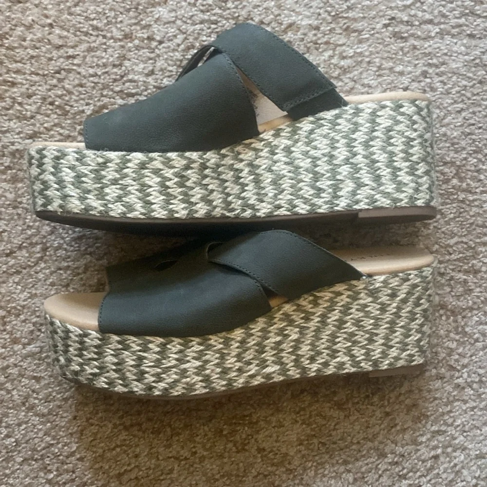 Lucky Brand Women's Genzy Wedge Sandals. Size 8. Jungle Green.